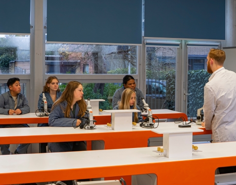 LESAVOND OF EEN KIJKJE IN DE KLAS